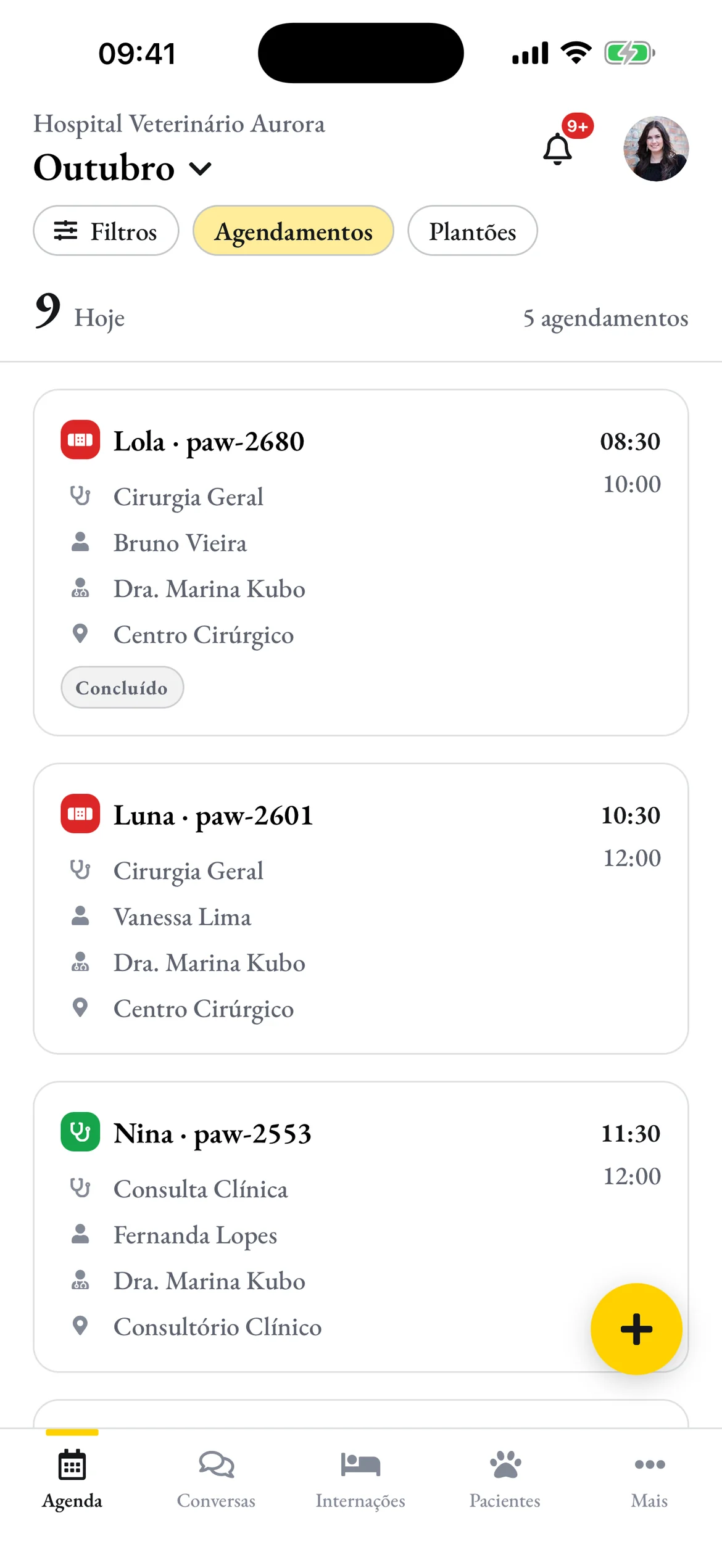 A agenda de hoje da Dra. Marina no celular: Lola, Luna e Nina, com horário, tutor e sala