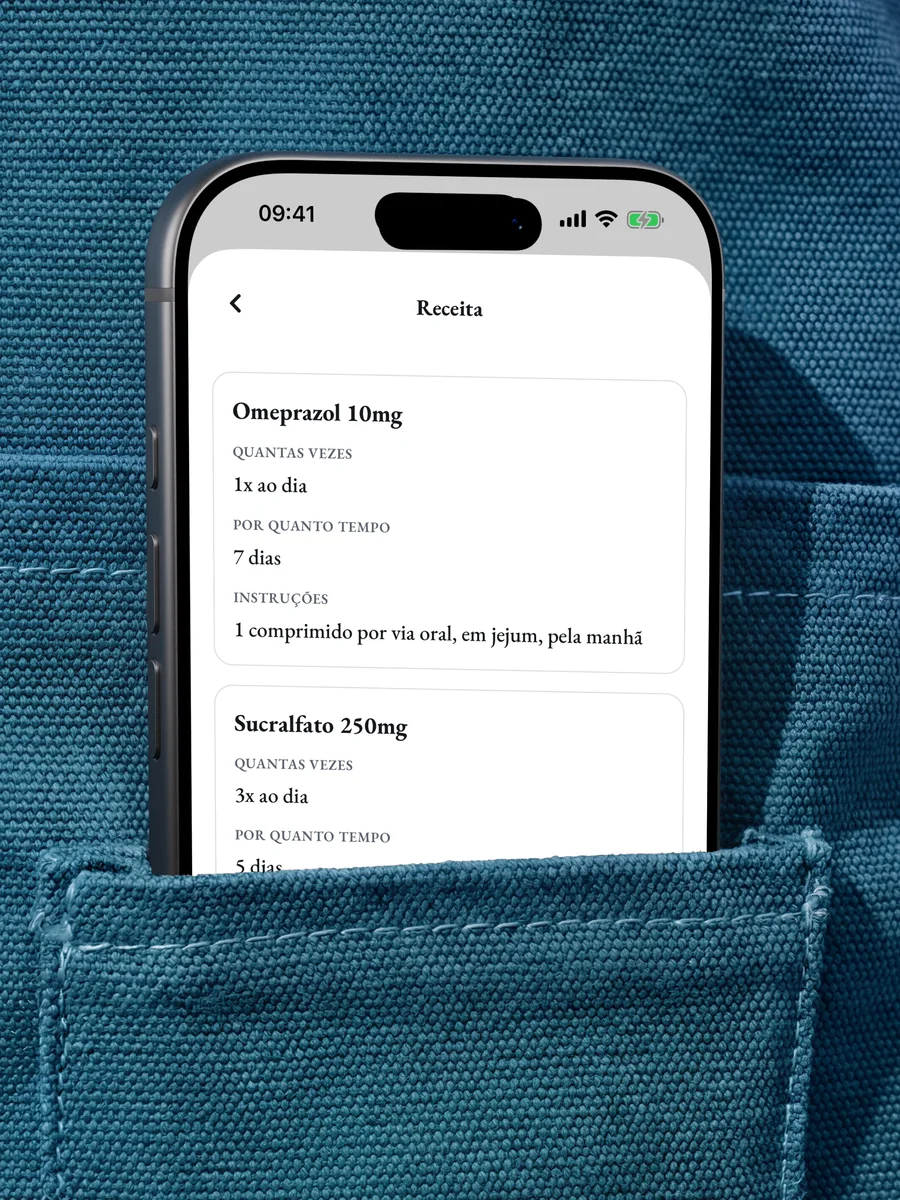 Um celular no bolso da jaqueta, aberto numa receita: omeprazol e sucralfato, um cartão por remédio