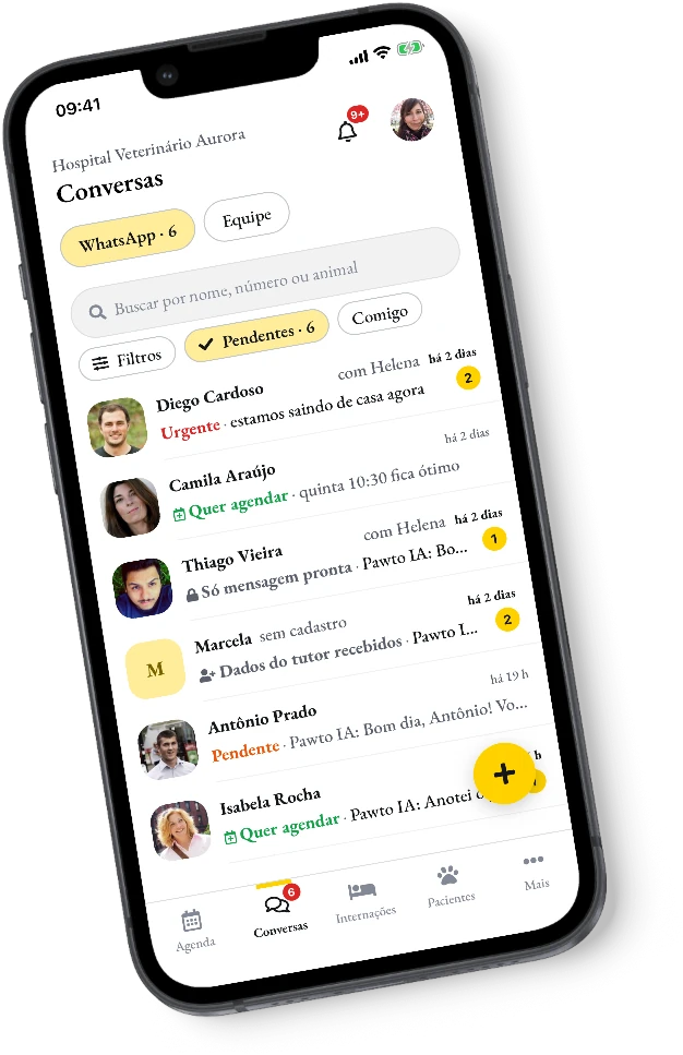 As conversas do WhatsApp da clínica no celular da equipe