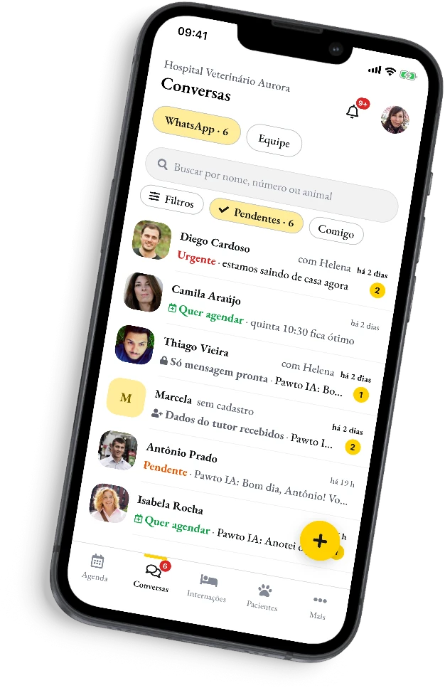 As conversas do WhatsApp da clínica no celular da equipe